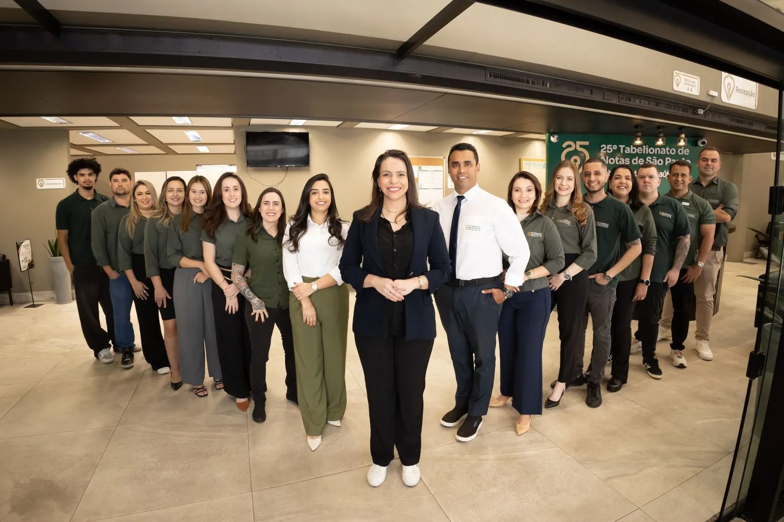Equipe completa do 25º Tabelionato de Notas de São Paulo na recepção do cartório